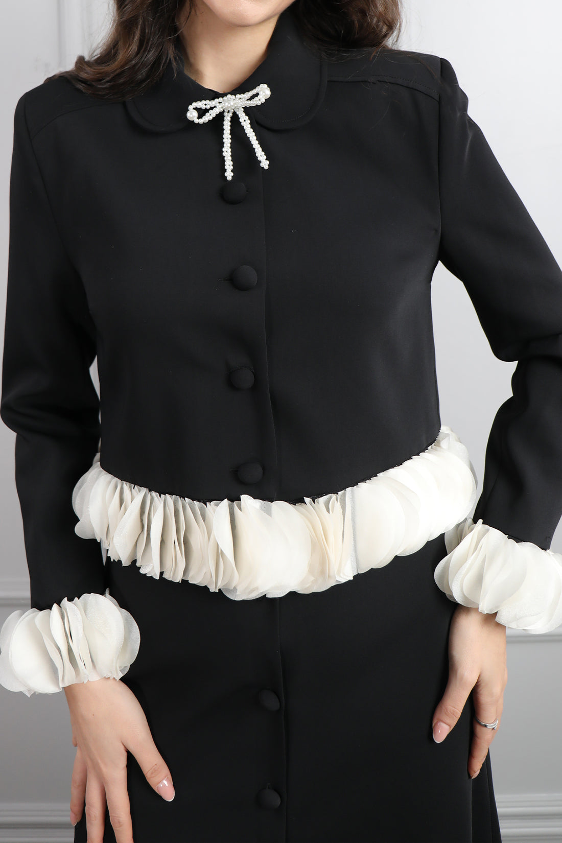 طقم تنورة وجاكيت بتفاصيل كشكشة وزينة فيونكة -اسود