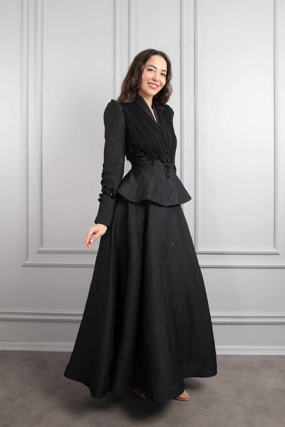 طقم تنورة وتوب بتطريزات خرزية وتفاصيل تكسيرات -اسود