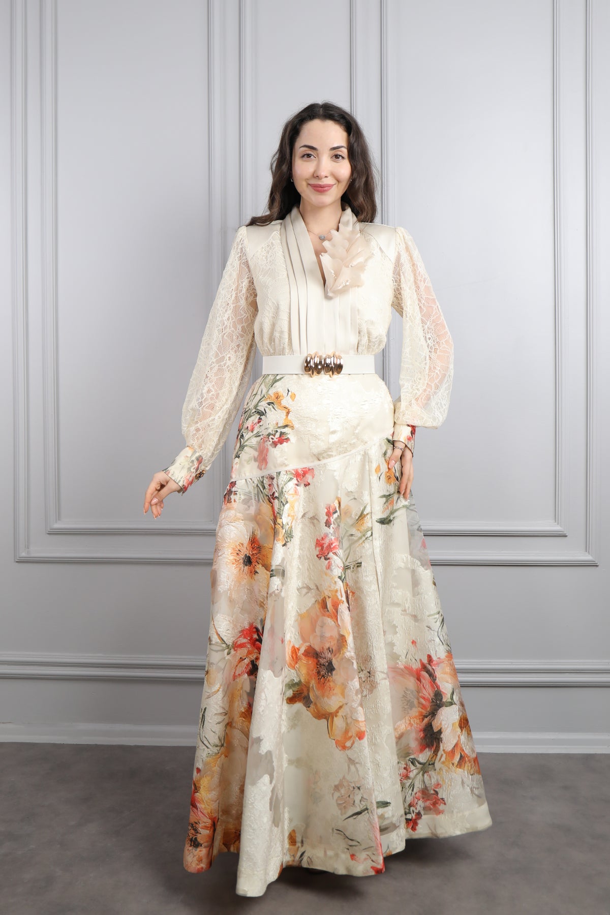 فستان باكمام دانتيل شفافة وتفاصيل لامعة بنقشات زهور مع حزام عالخصر -بيج