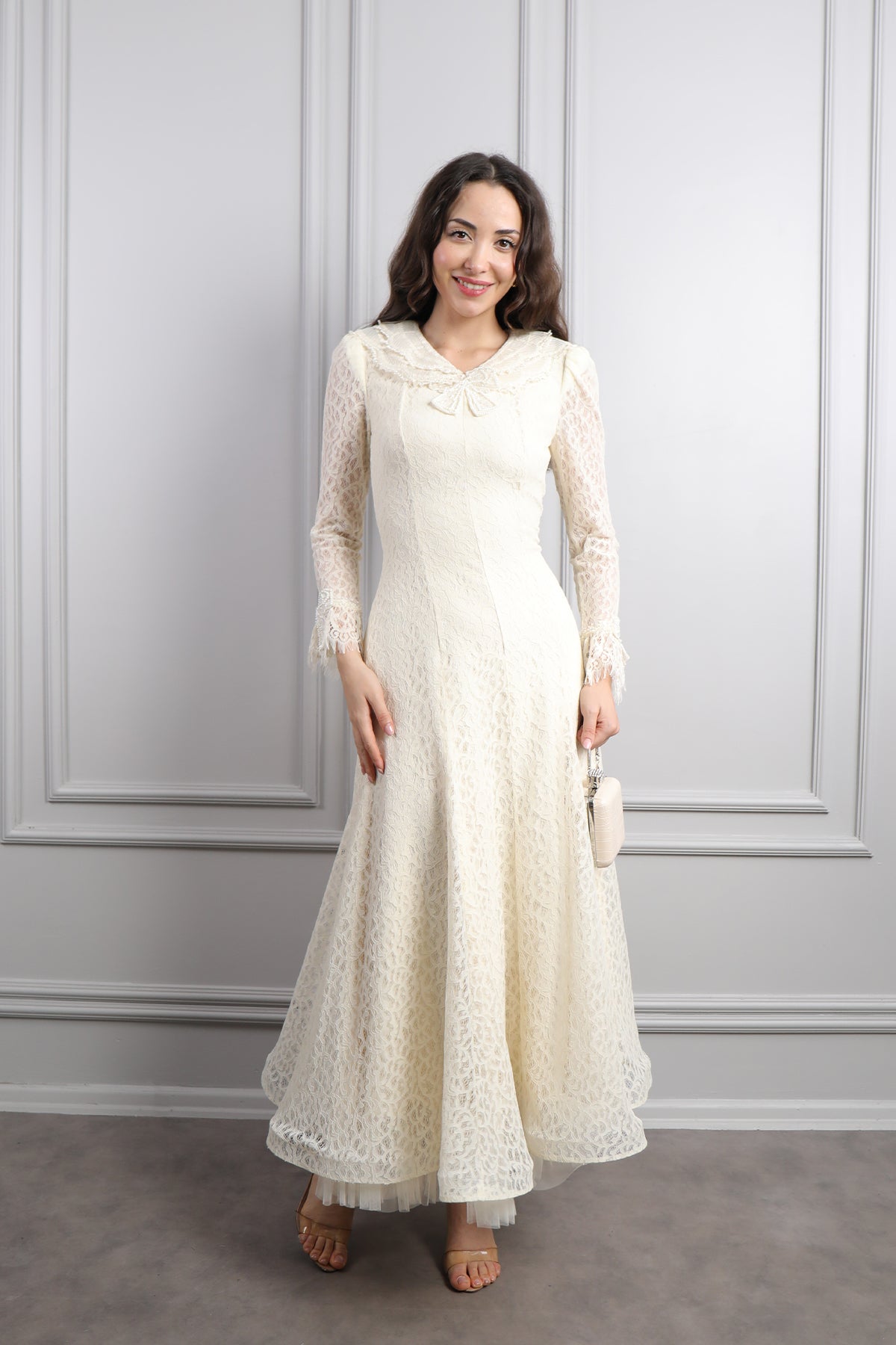 فستان دانتيل بياقة مزينة بالخرز واكسسوار شنطة -بيج