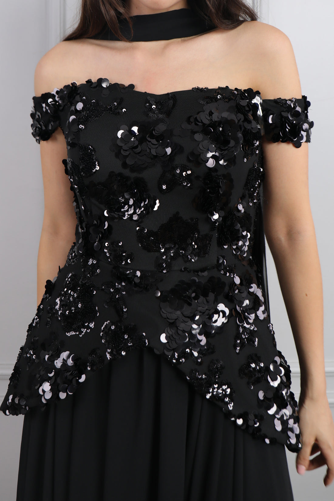 فستان سهرة مكشوف الاكتاف بتصميم علوي لامع وسفلي شيفون -اسود