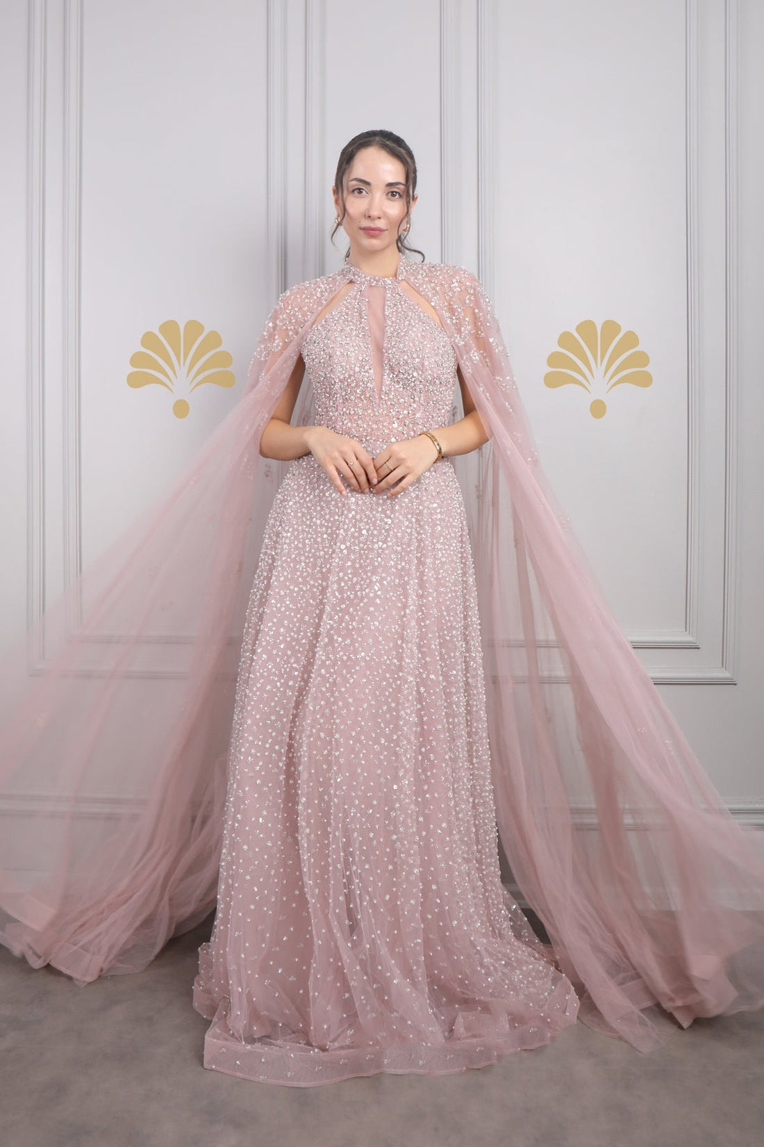 فستان سهرة مطرز باللؤلؤ والكريستال بتصميم خناقي مميز وتفصيل عباءة من الاكتاف من"المجموعة الخاصة -بمبي"