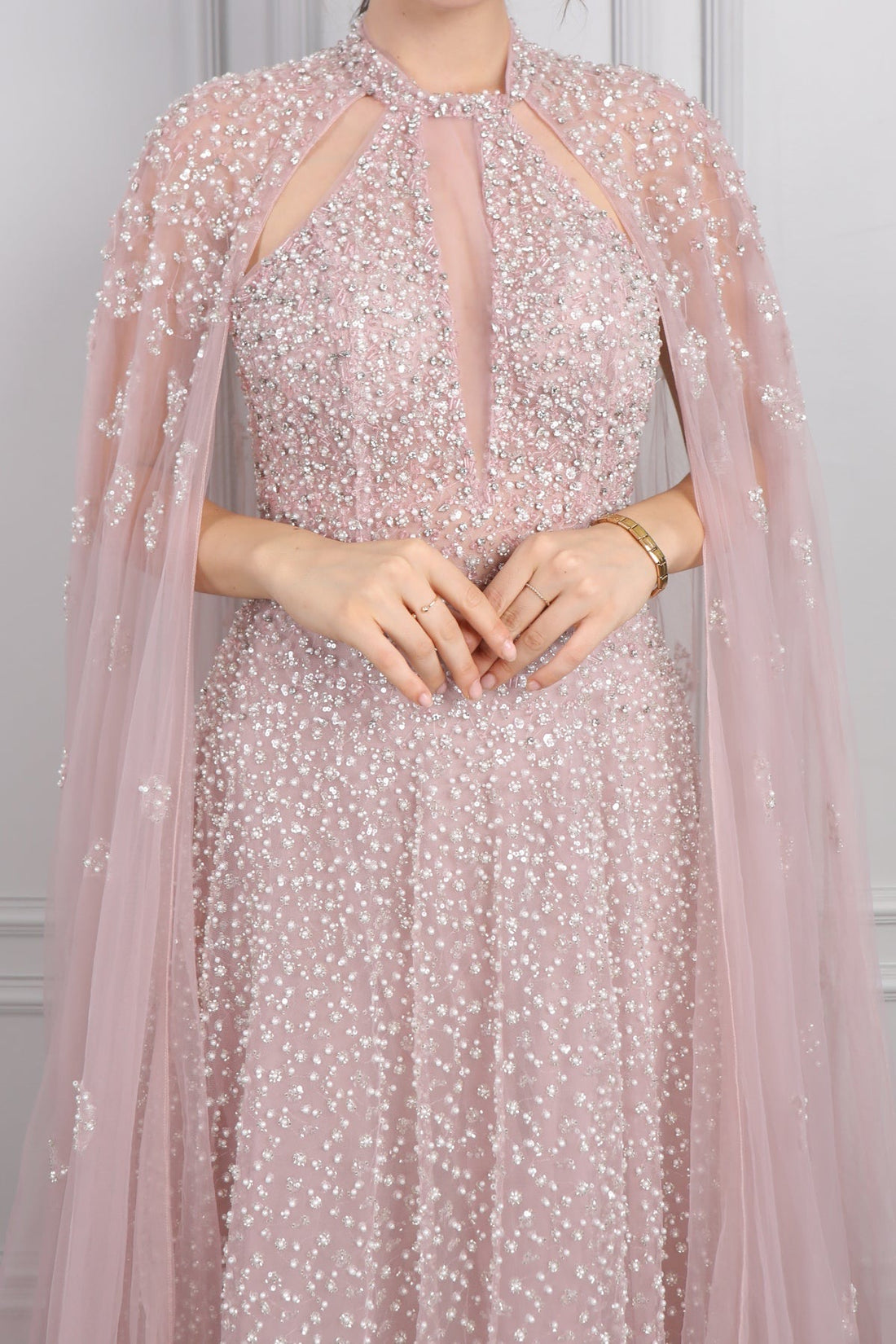 فستان سهرة مطرز باللؤلؤ والكريستال بتصميم خناقي مميز وتفصيل عباءة من الاكتاف من"المجموعة الخاصة -بمبي"