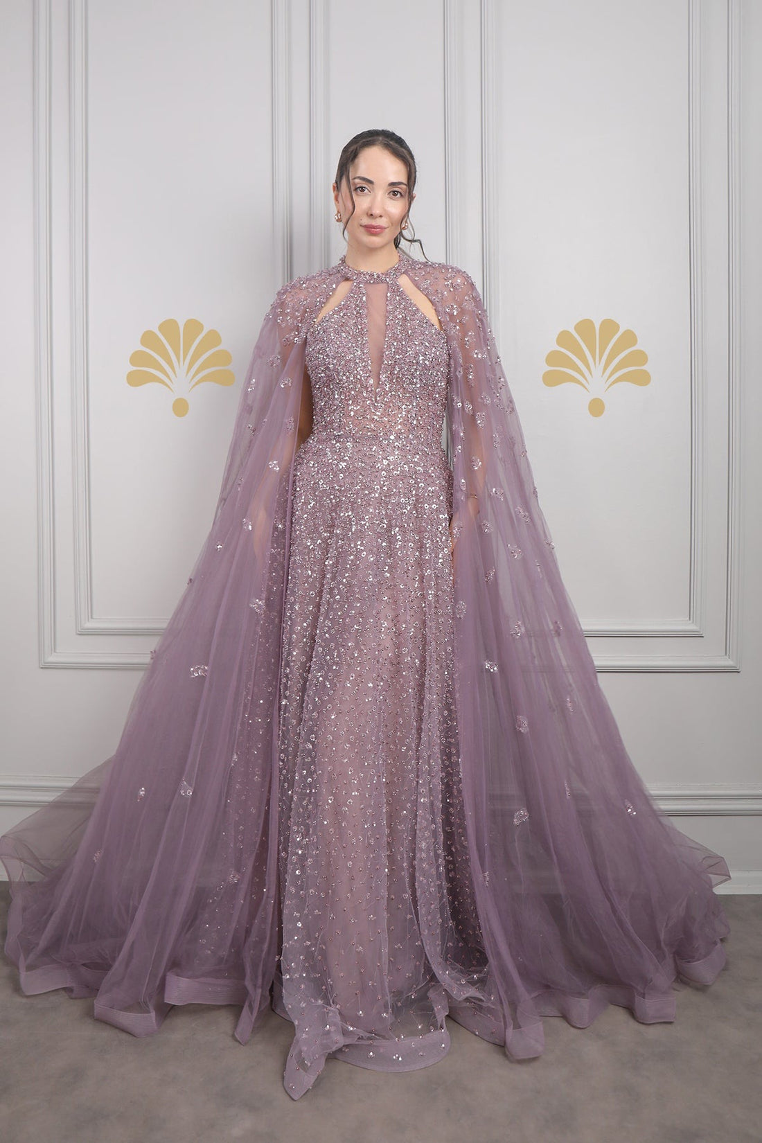 فستان سهرة مطرز باللؤلؤ والكريستال بتصميم خناقي مميز وتفصيل عباءة من الاكتاف من"المجموعة الخاصة -ارجواني"