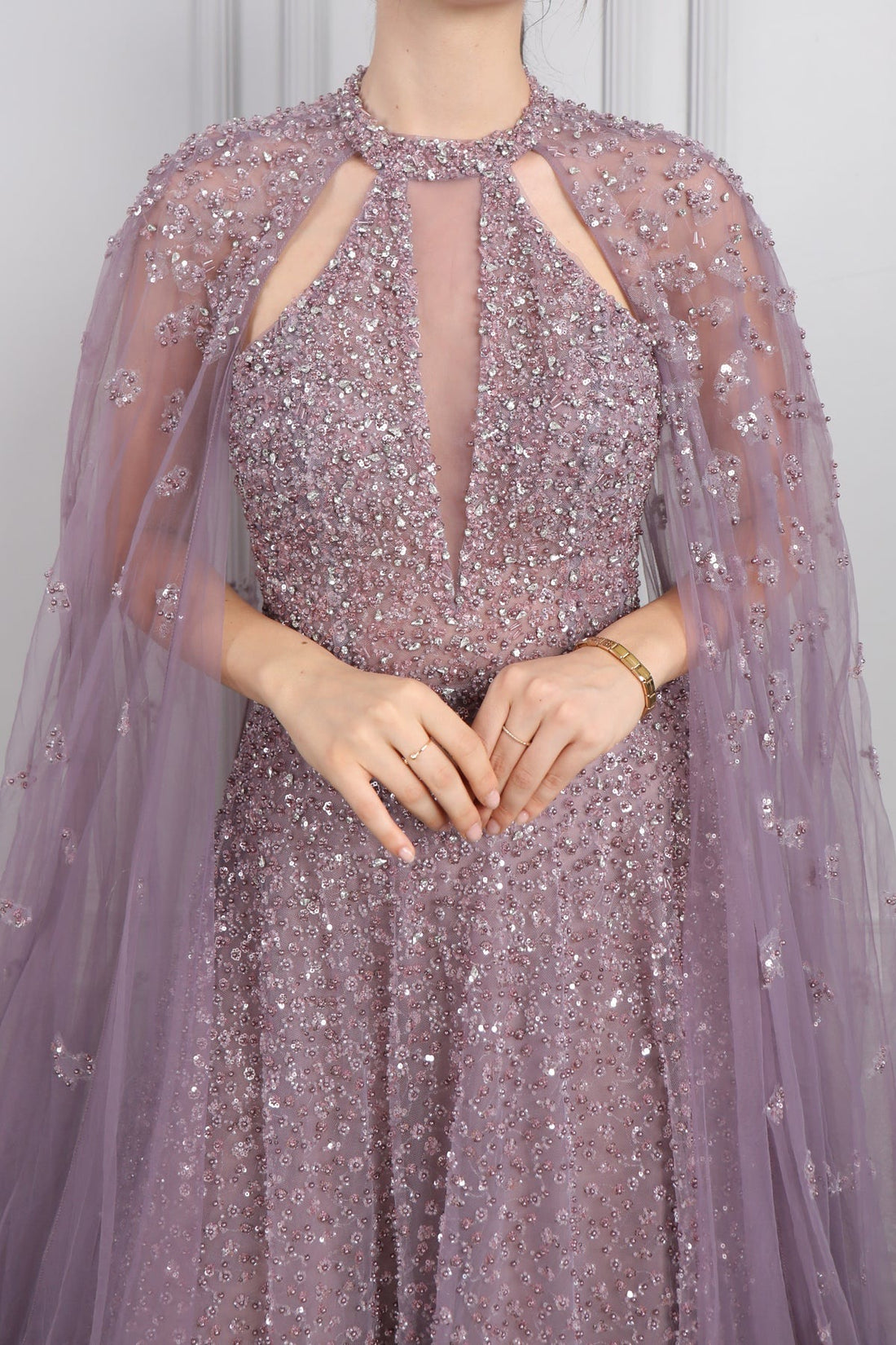 فستان سهرة مطرز باللؤلؤ والكريستال بتصميم خناقي مميز وتفصيل عباءة من الاكتاف من"المجموعة الخاصة -ارجواني"