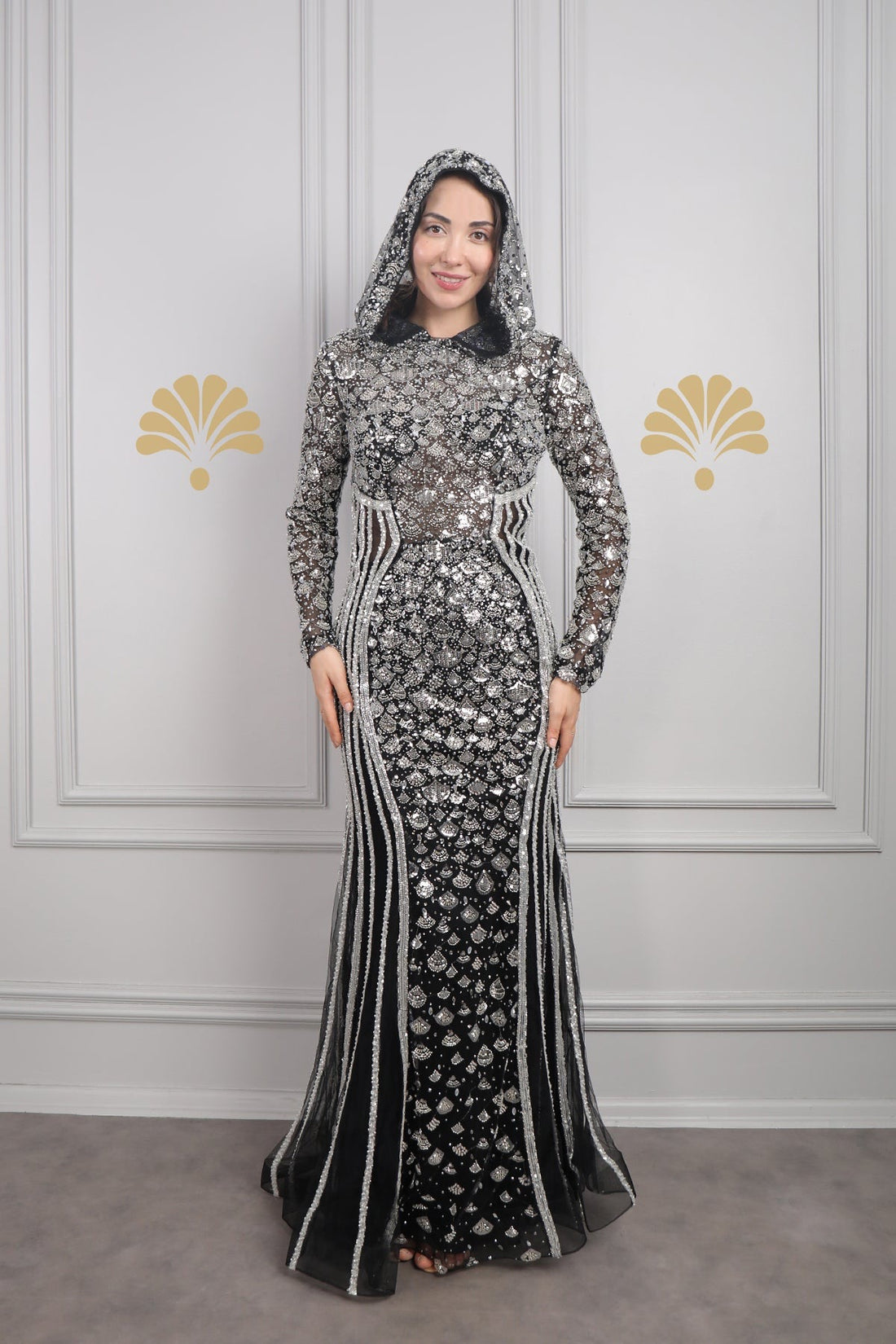 فستان سهرة مطرز بالكريستالات والخرز مع تفصيل غطاء الراس من “المجموعة الخاصة” -اسود