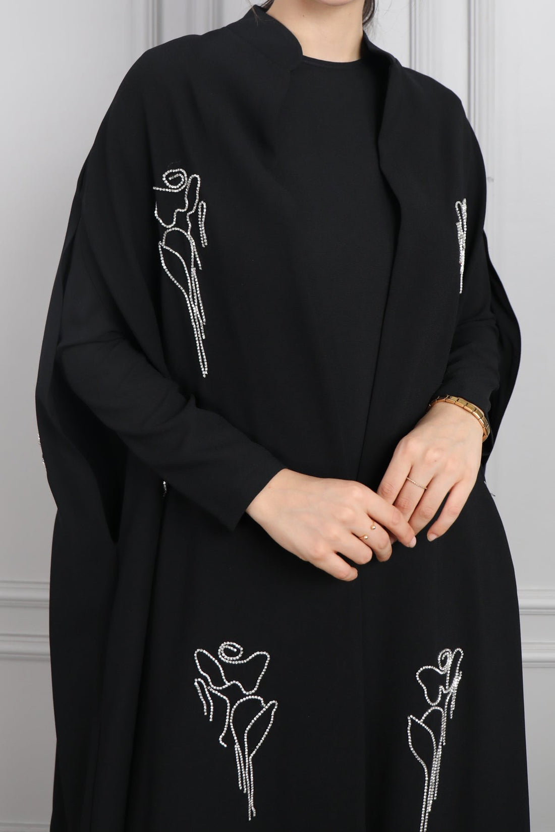 طقم عباية بقطعتين مزين بتطريزات ورود -اسود