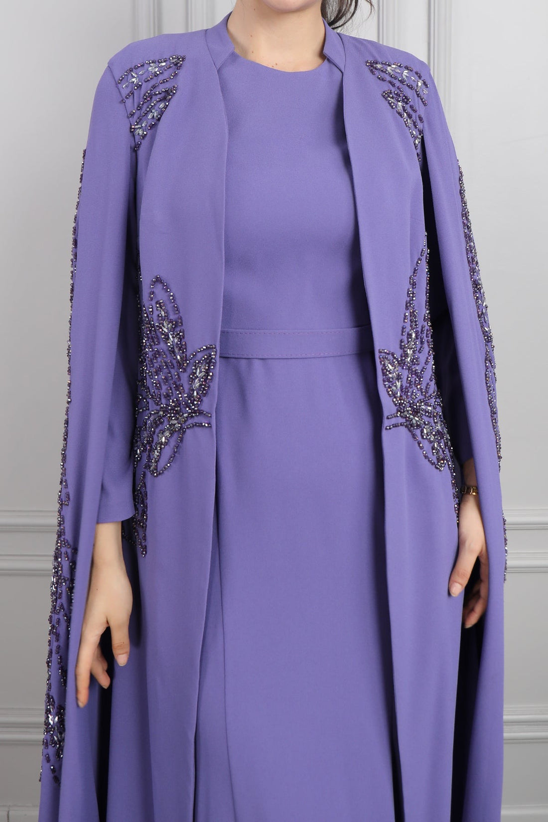 طقم قطعتين فستان وعباية بتطريزات خرزية -موفي