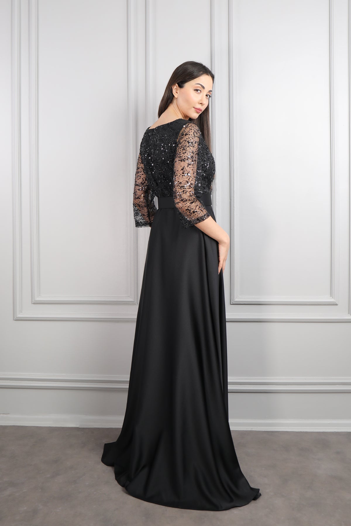 فستان سهرة ساتان بجزء علوي مطرز مع حزام عالخصر مقاس كبير -اسود