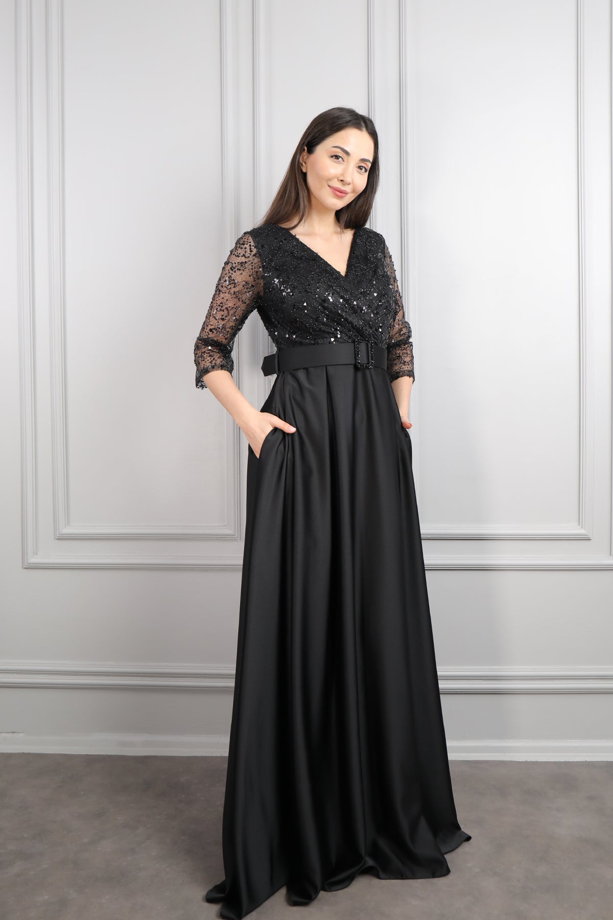 فستان سهرة ساتان بجزء علوي مطرز مع حزام عالخصر مقاس كبير -اسود