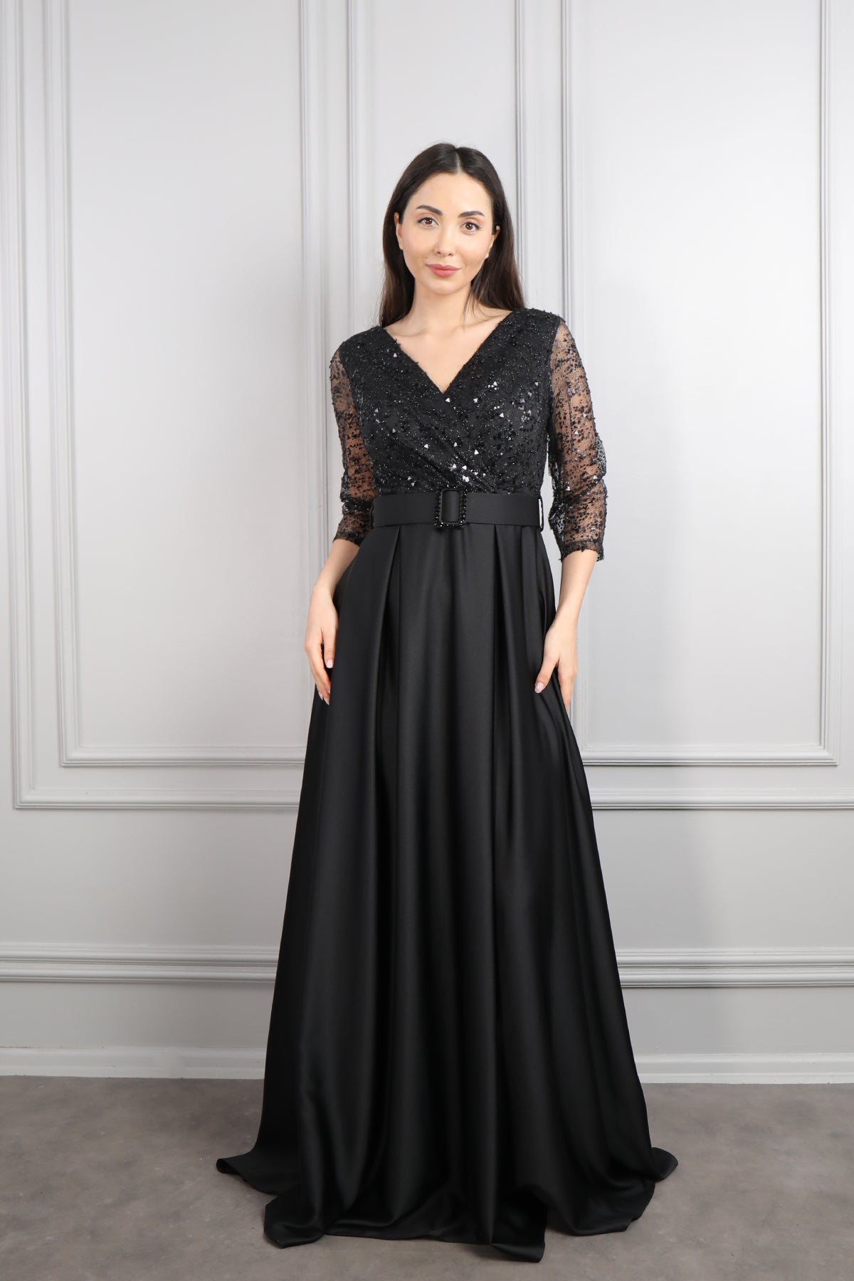 فستان سهرة ساتان بجزء علوي مطرز مع حزام عالخصر مقاس كبير -اسود