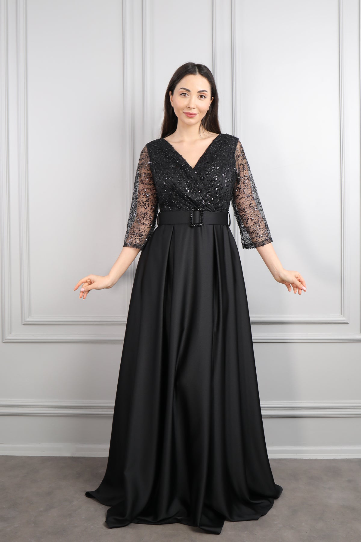 فستان سهرة ساتان بجزء علوي مطرز مع حزام عالخصر مقاس كبير -اسود