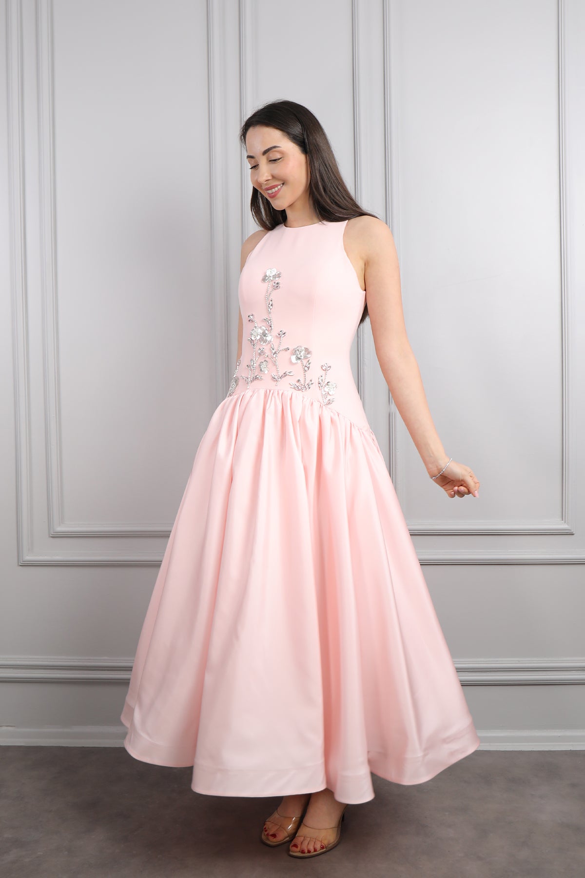 فستان سهرة بدون اكمام مزين بتطريزات ورود وخرز -بمبي