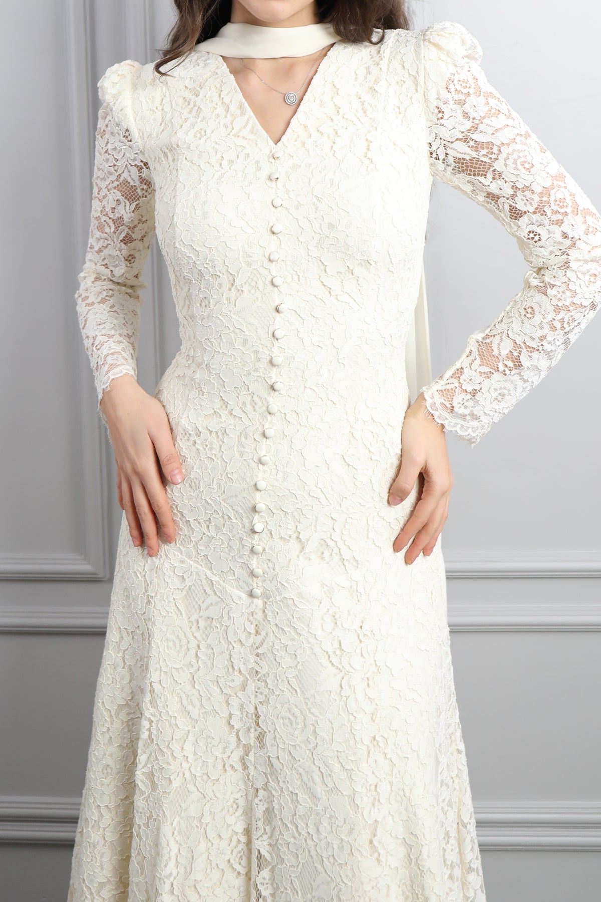 فستان دانتيل بياقة مثلثة وزينة ازرار امامية مع وشاح -سكري