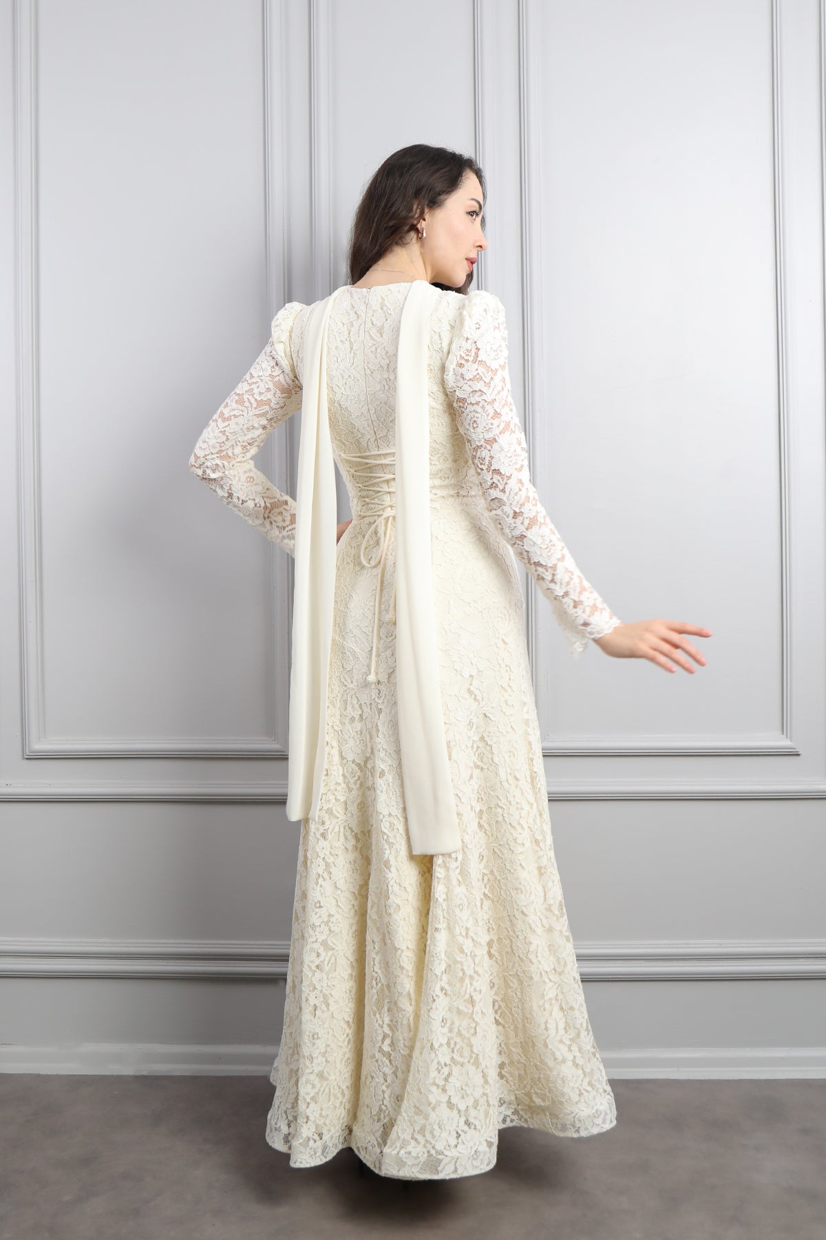 فستان دانتيل بياقة مثلثة وزينة ازرار امامية مع وشاح -سكري