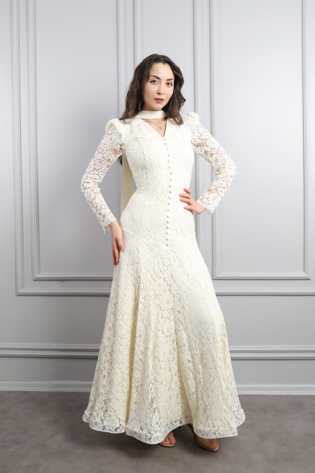 فستان دانتيل بياقة مثلثة وزينة ازرار امامية مع وشاح -سكري