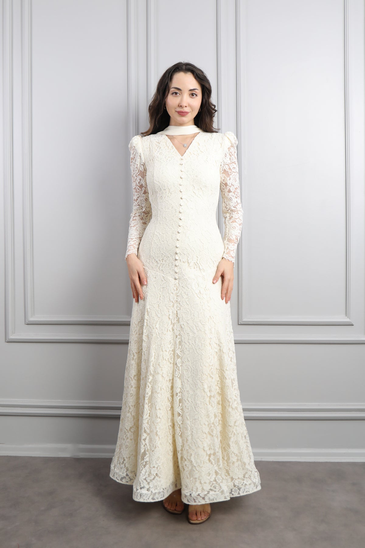 فستان دانتيل بياقة مثلثة وزينة ازرار امامية مع وشاح -سكري