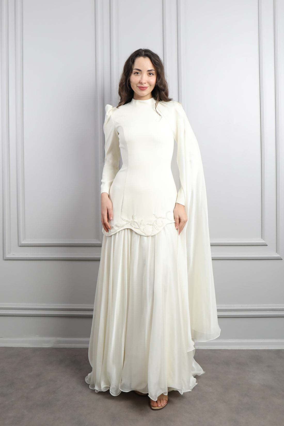 فستان للمحجبات بتطريزات خرزية وتصميم كايب من الكتف -سكري