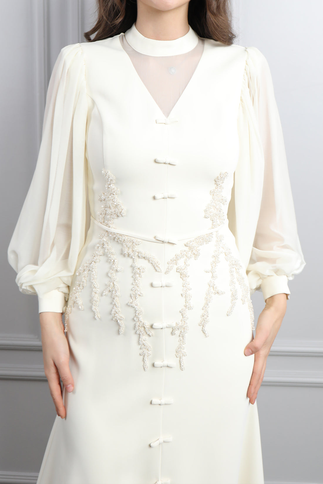 فستان باكمام واسعة مزين بتطريزات خرزية وفيونكات -سكري