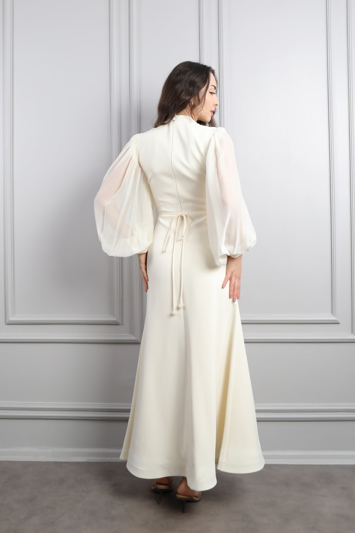 فستان باكمام واسعة مزين بتطريزات خرزية وفيونكات -سكري