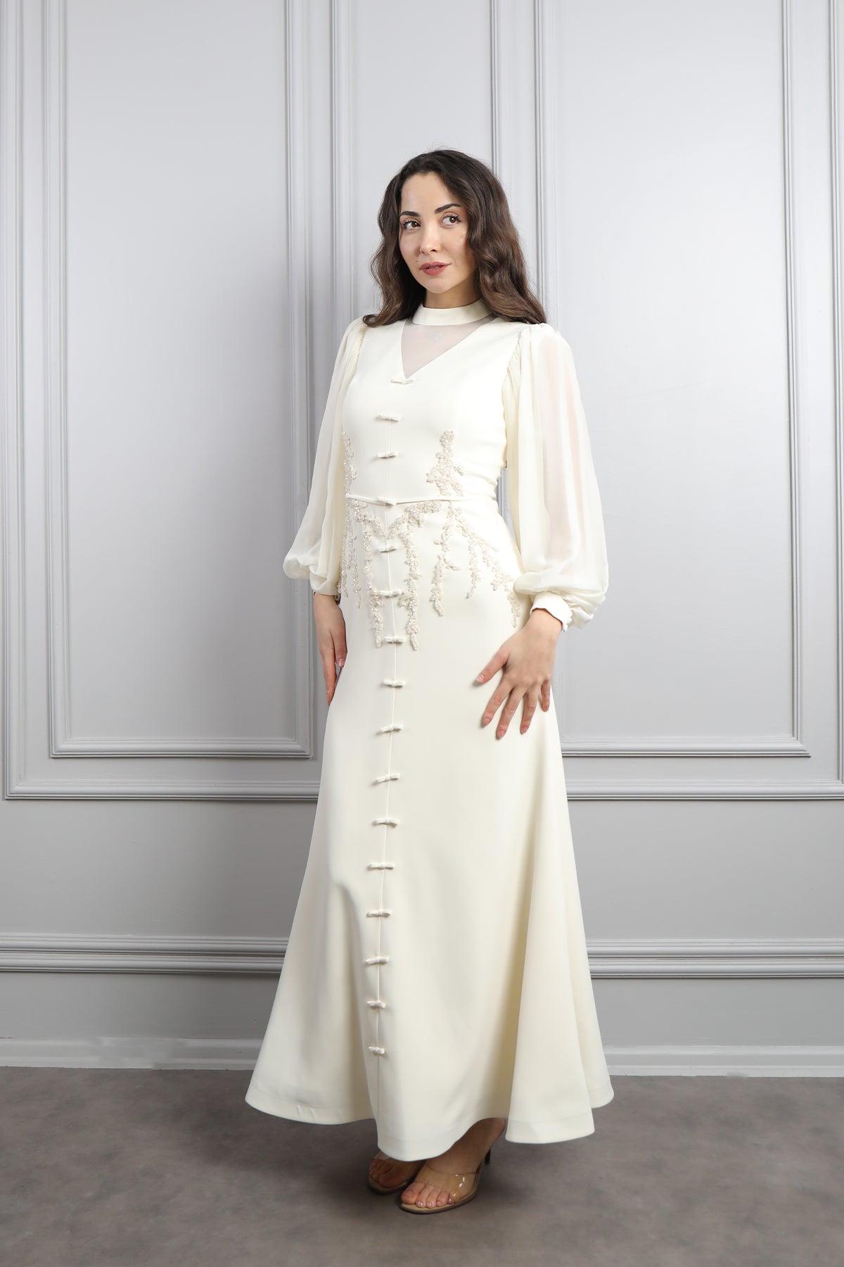 فستان باكمام واسعة مزين بتطريزات خرزية وفيونكات -سكري