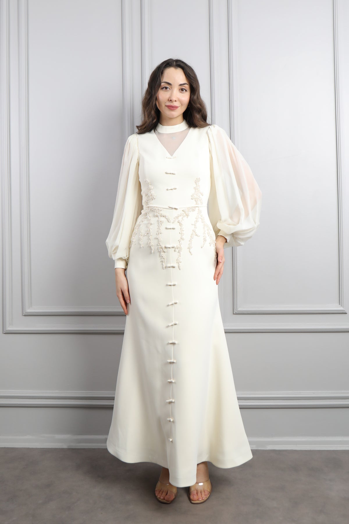 فستان باكمام واسعة مزين بتطريزات خرزية وفيونكات -سكري