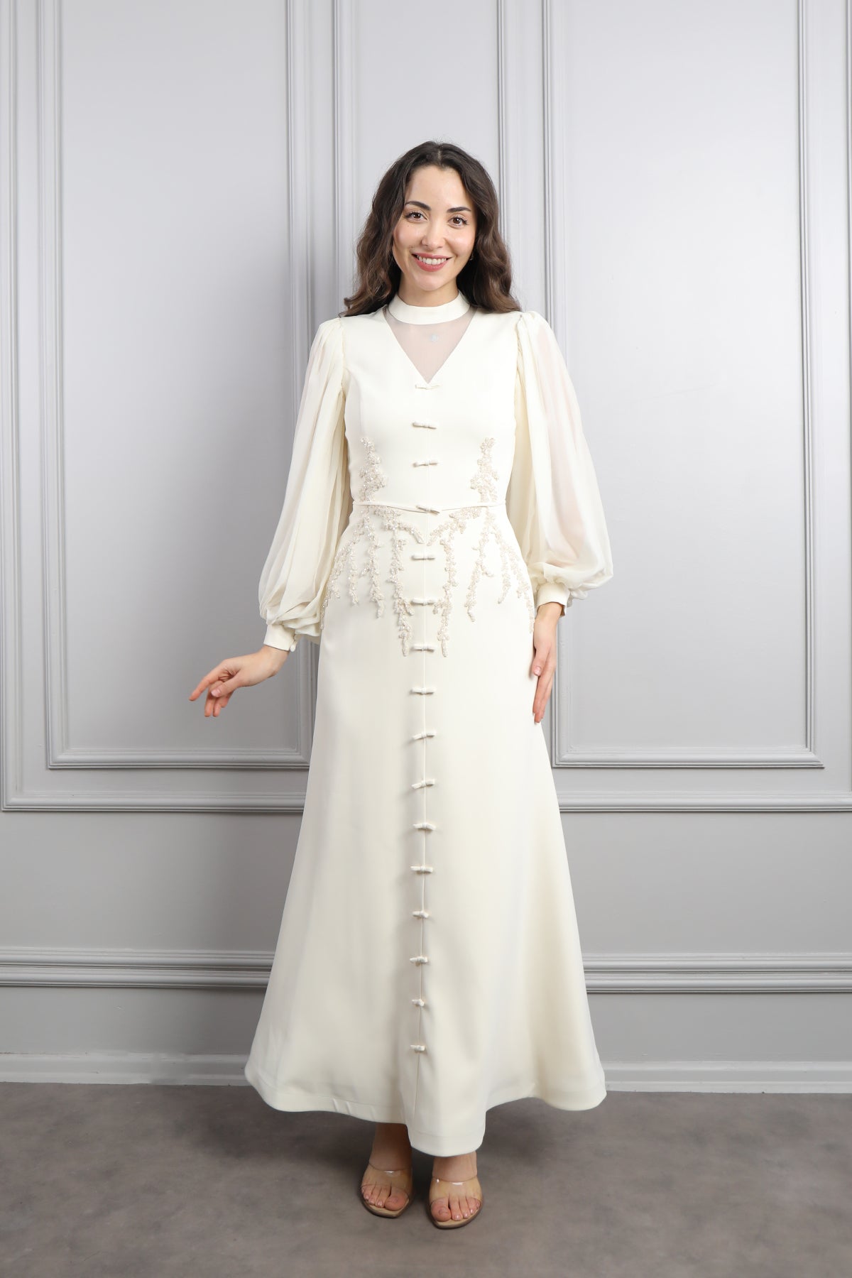 فستان باكمام واسعة مزين بتطريزات خرزية وفيونكات -سكري