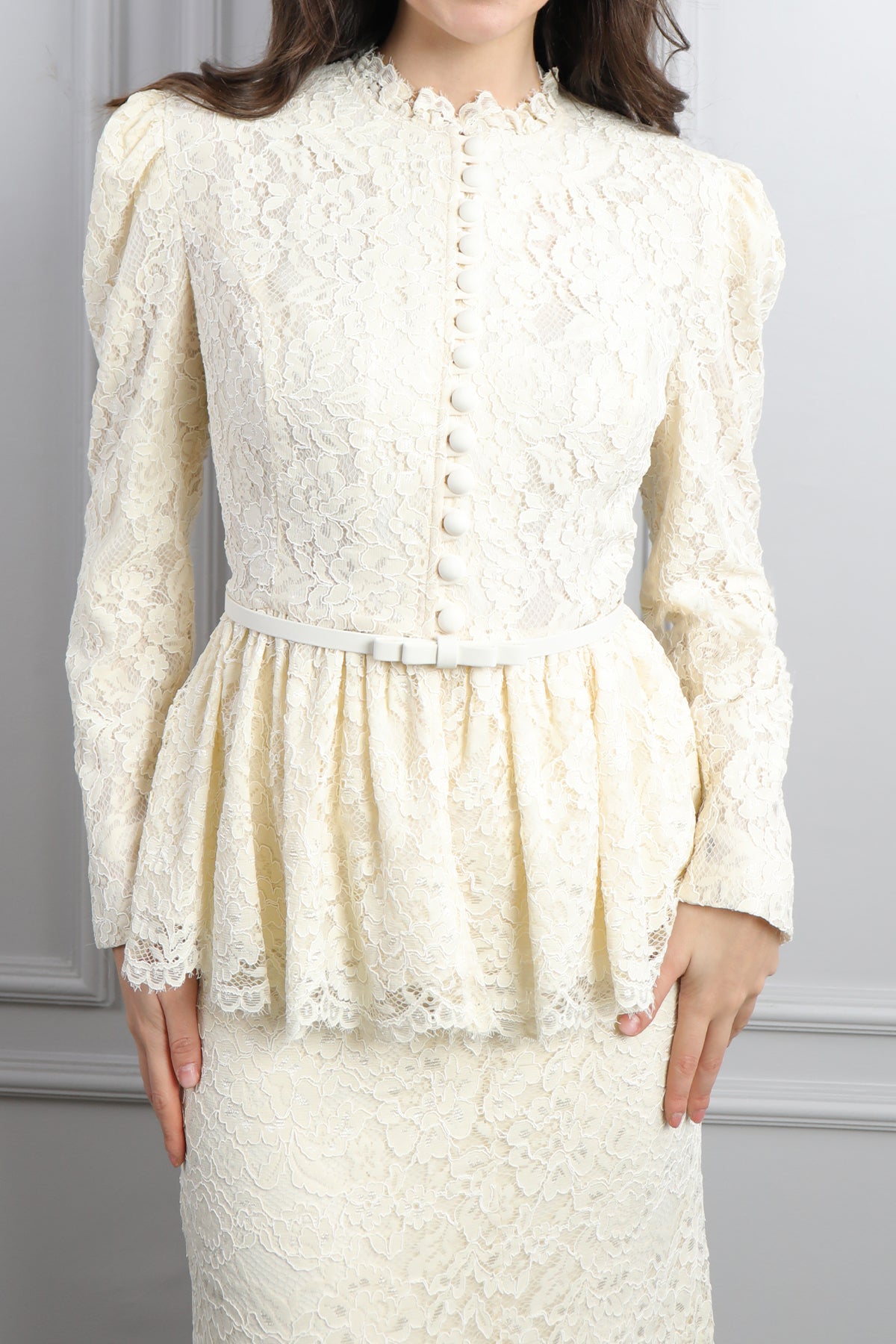 طقم تنورة دانتيلي مع حزام عالخصر وزينة ازرار -سكري