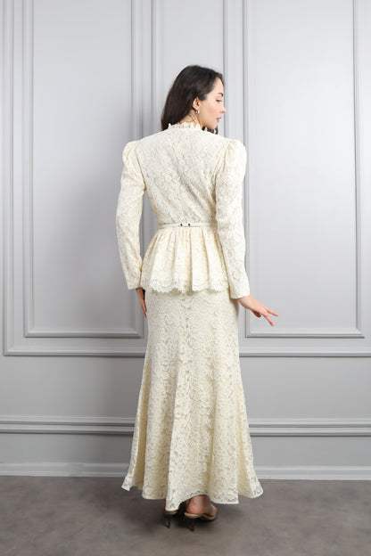 طقم تنورة دانتيلي مع حزام عالخصر وزينة ازرار -سكري