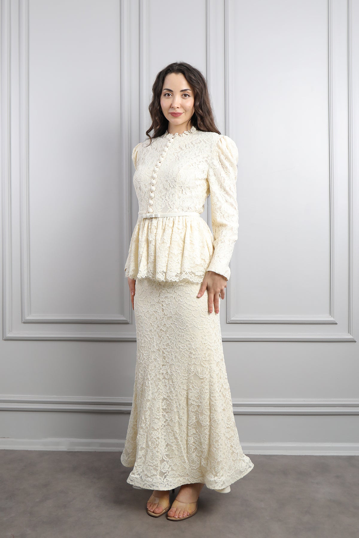 طقم تنورة دانتيلي مع حزام عالخصر وزينة ازرار -سكري