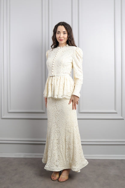 طقم تنورة دانتيلي مع حزام عالخصر وزينة ازرار -سكري