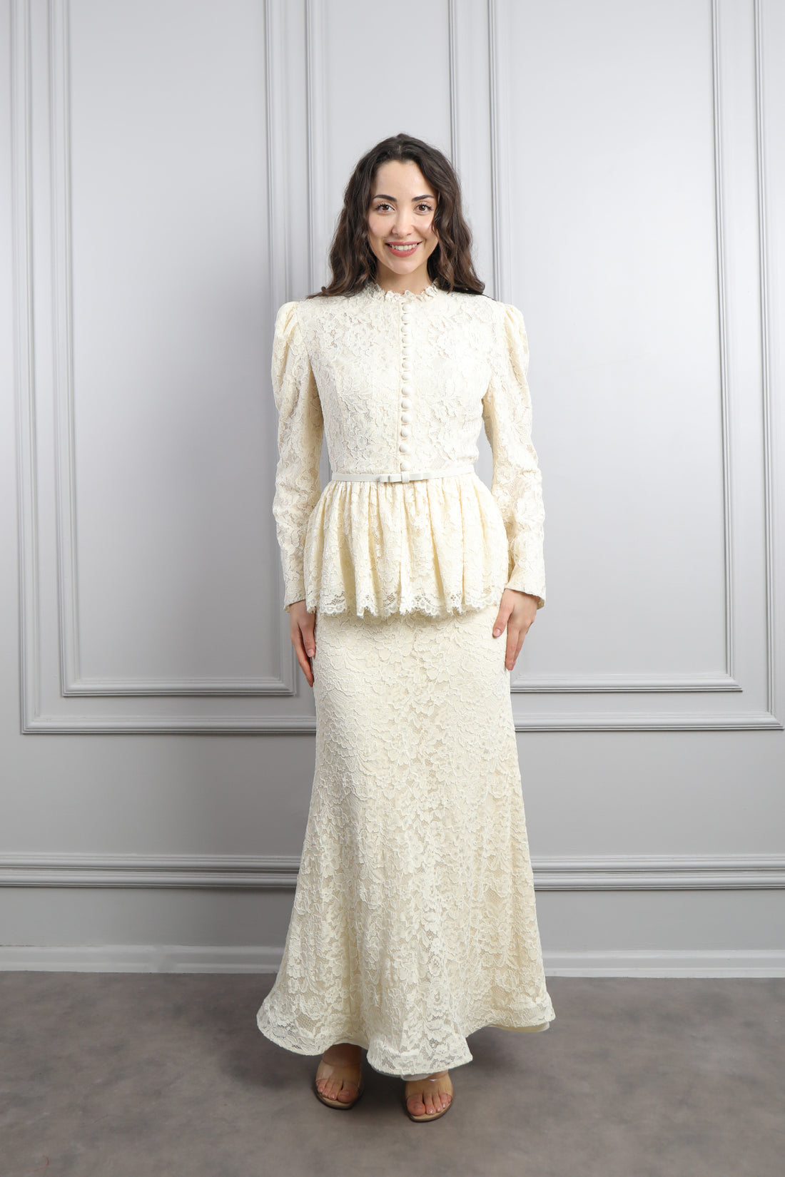 طقم تنورة دانتيلي مع حزام عالخصر وزينة ازرار -سكري