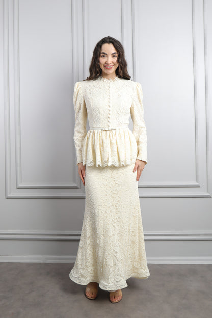 طقم تنورة دانتيلي مع حزام عالخصر وزينة ازرار -سكري