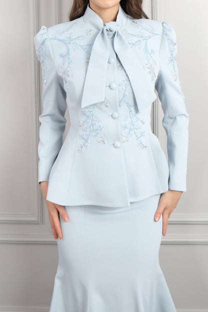 طقم تنورة وجاكيت بياقة تنربط وتطريزات خرزية -ازرق