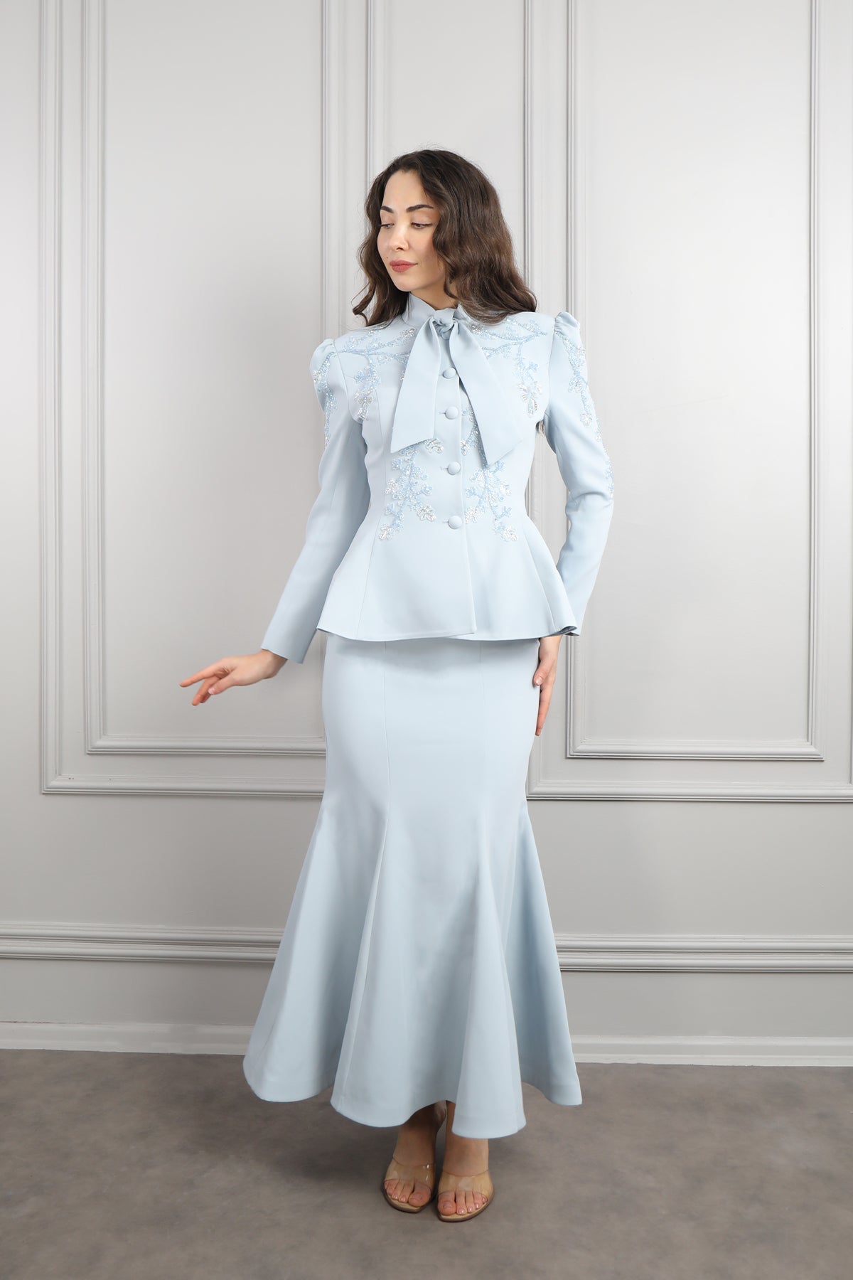 طقم تنورة وجاكيت بياقة تنربط وتطريزات خرزية -ازرق