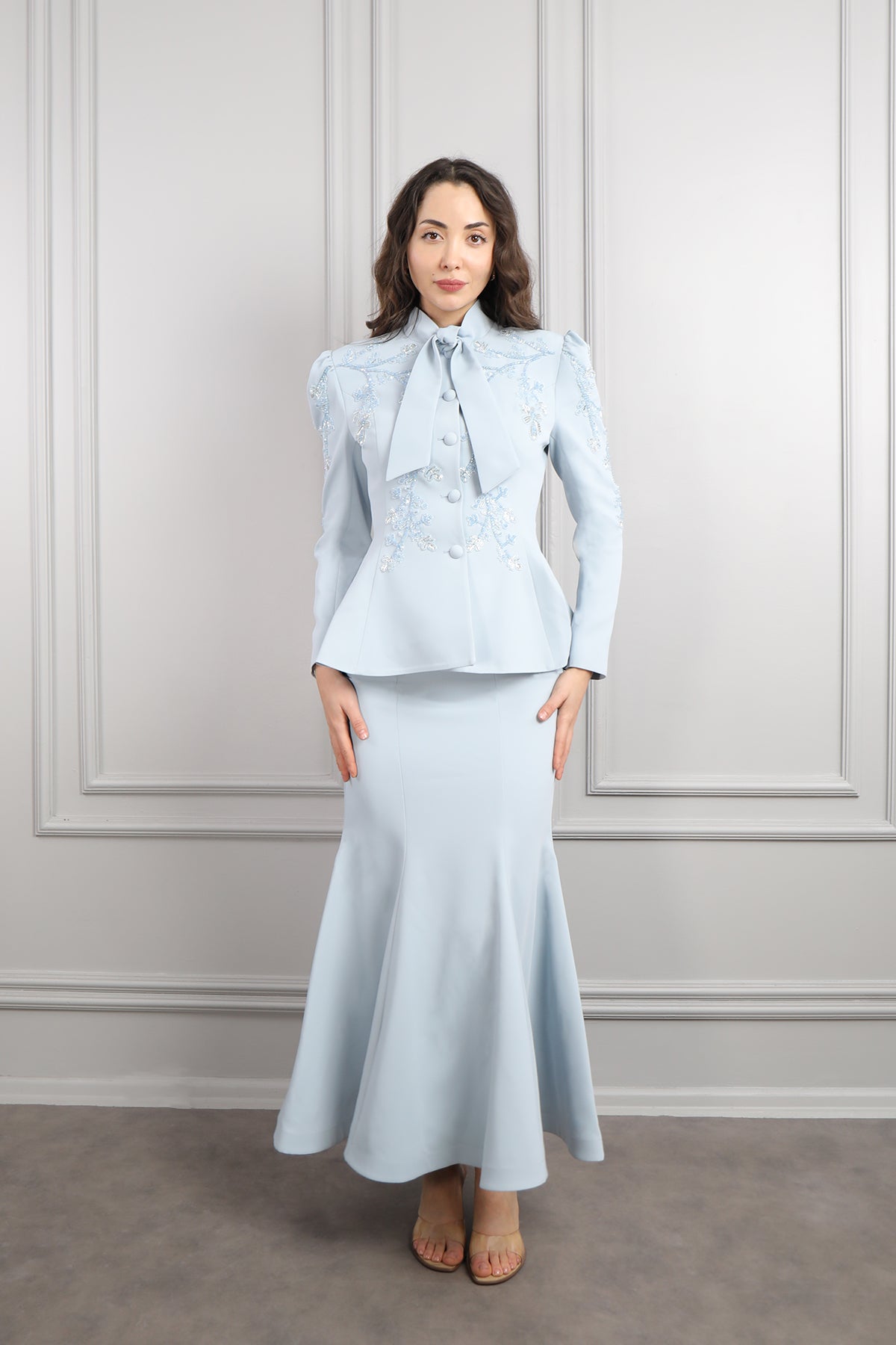 طقم تنورة وجاكيت بياقة تنربط وتطريزات خرزية -ازرق