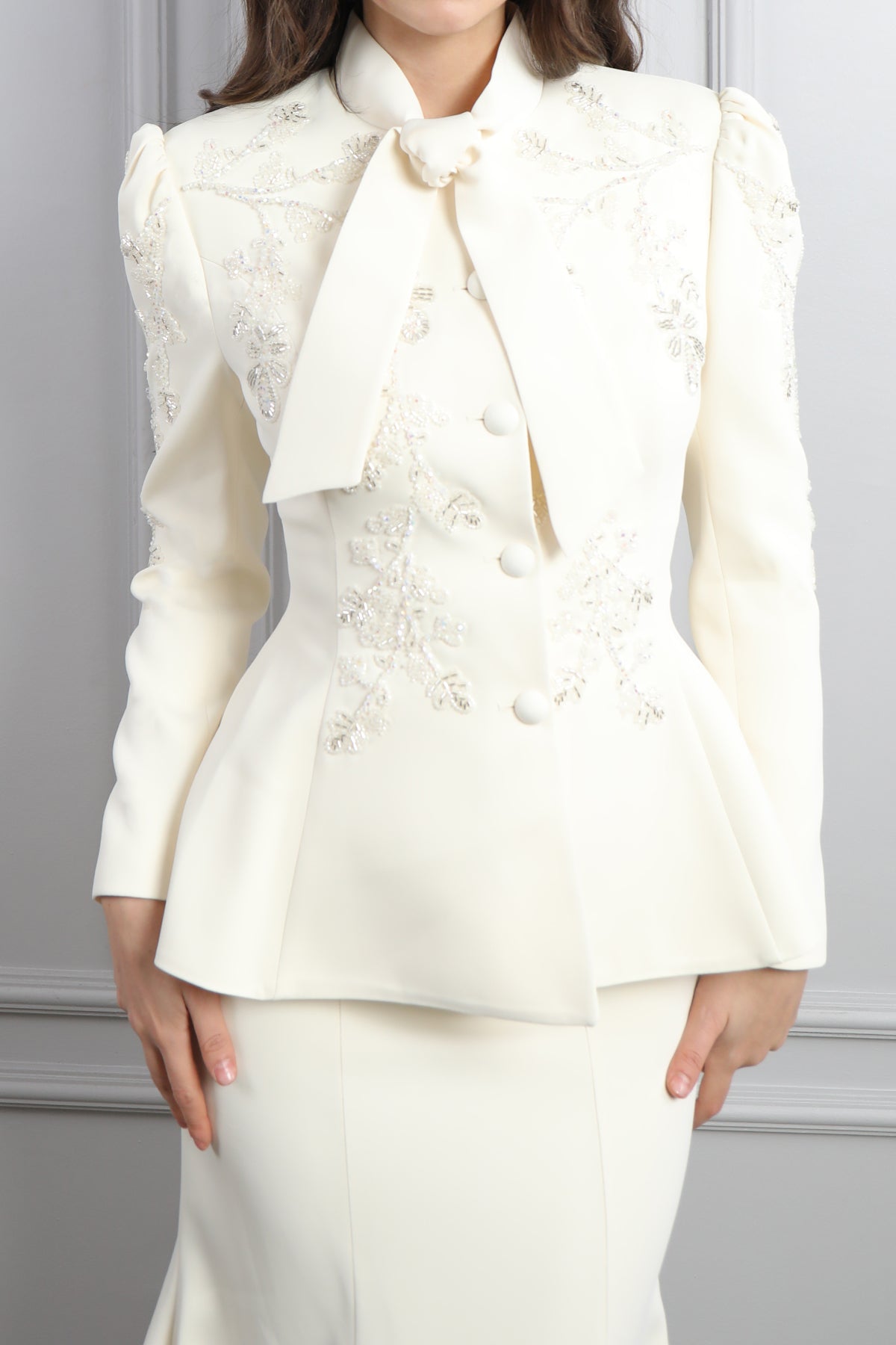 طقم تنورة وجاكيت بياقة تنربط وتطريزات خرزية -سكري