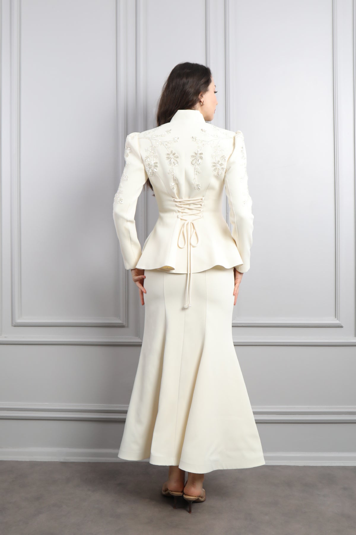 طقم تنورة وجاكيت بياقة تنربط وتطريزات خرزية -سكري