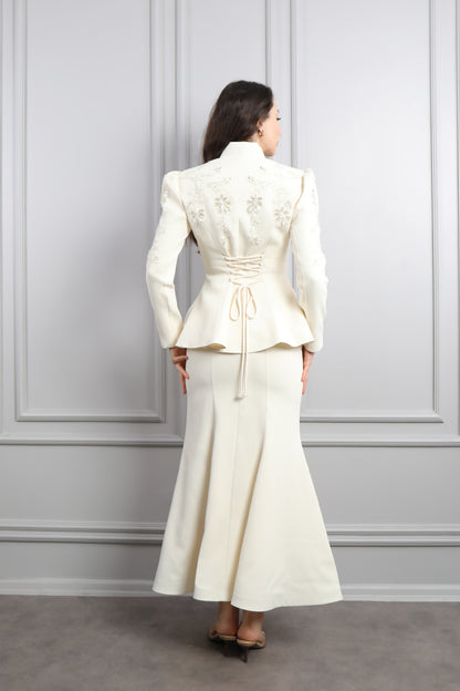 طقم تنورة وجاكيت بياقة تنربط وتطريزات خرزية -سكري