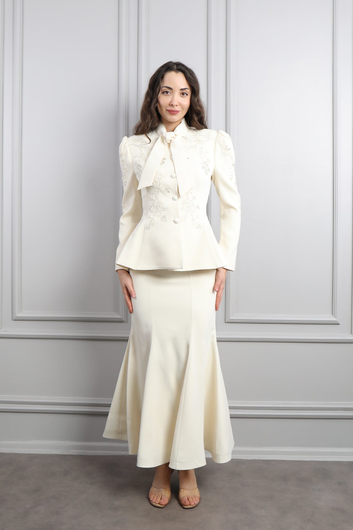 طقم تنورة وجاكيت بياقة تنربط وتطريزات خرزية -سكري