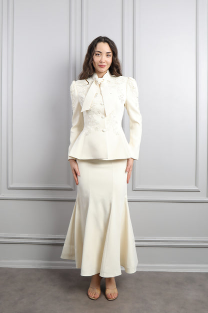 طقم تنورة وجاكيت بياقة تنربط وتطريزات خرزية -سكري