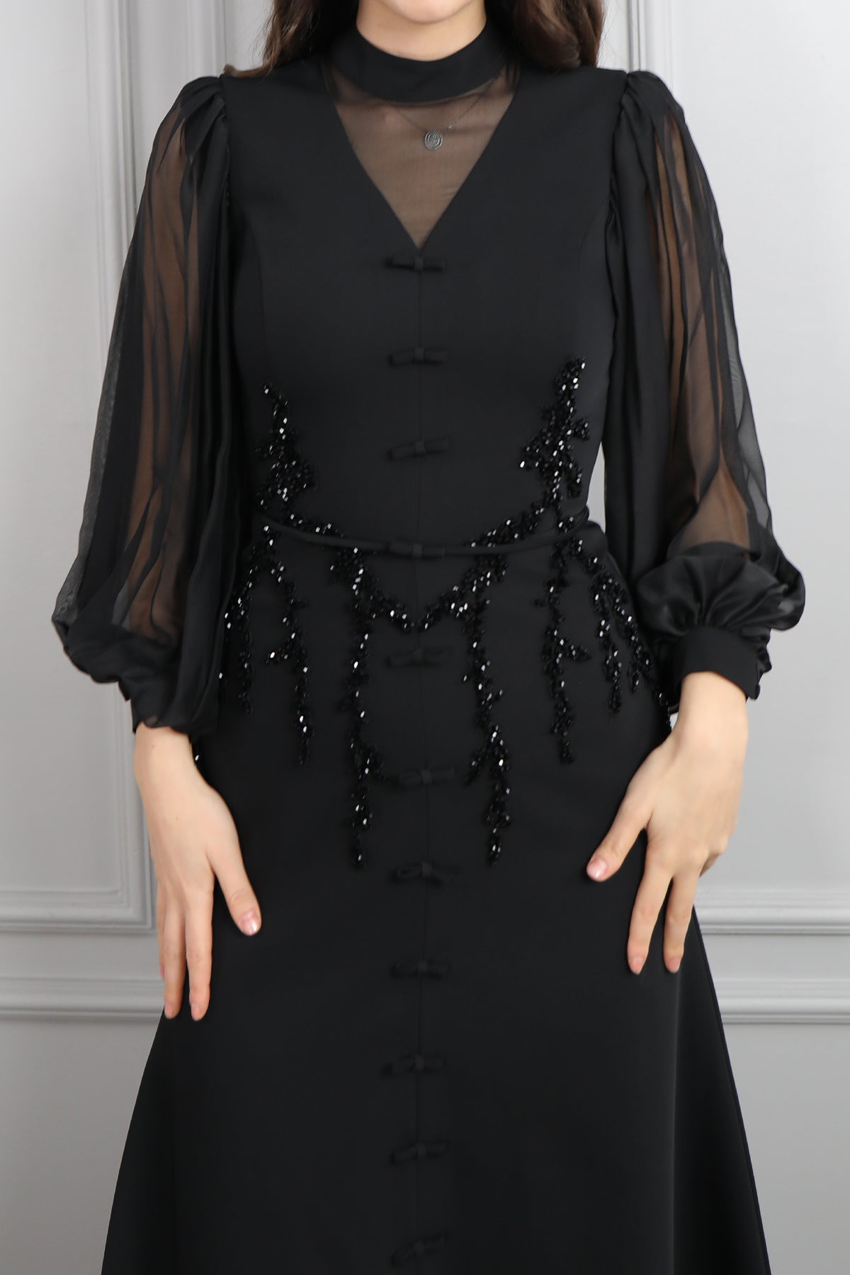 فستان باكمام واسعة مزين بتطريزات خرزية وفيونكات -اسود