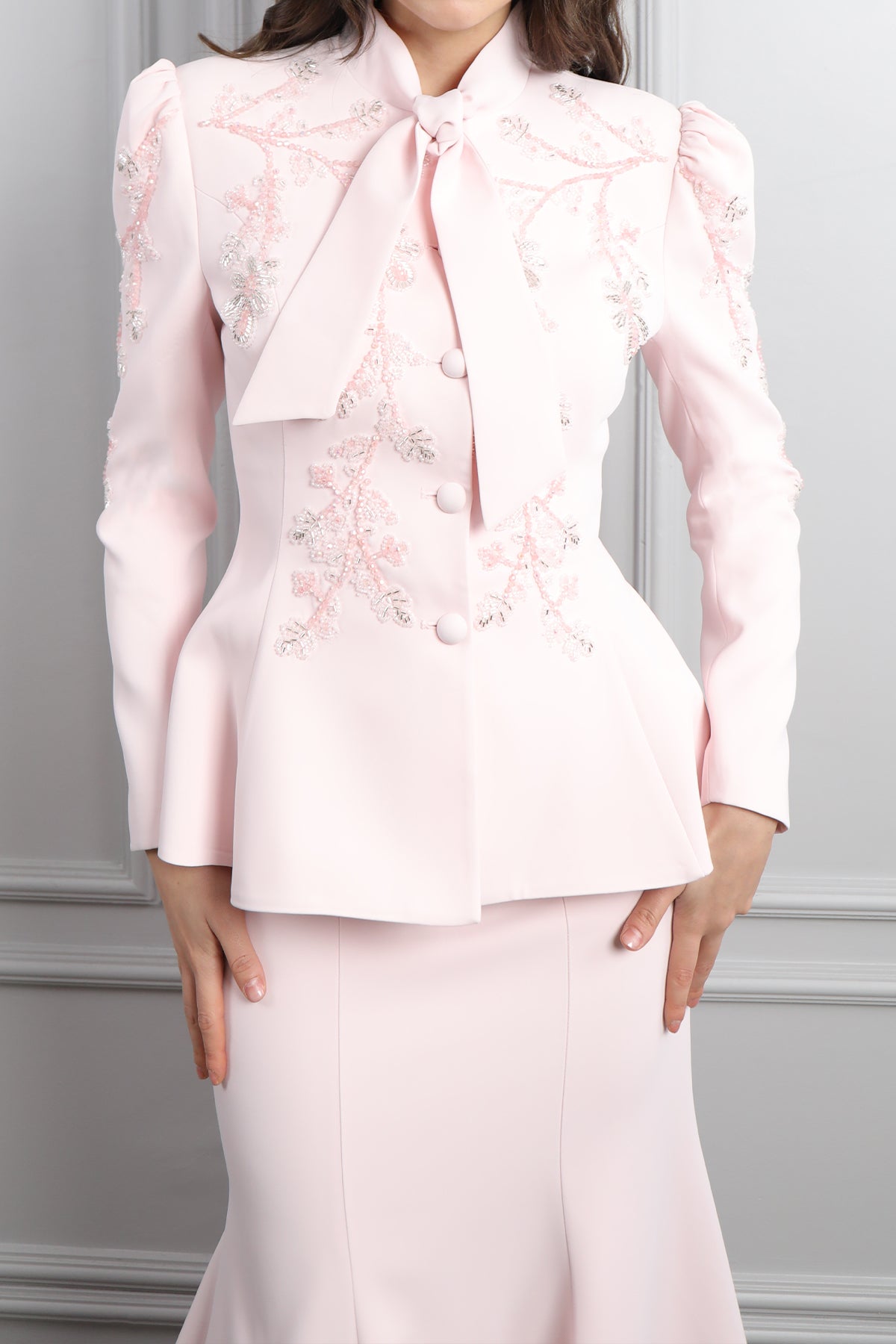 طقم تنورة وجاكيت بياقة تنربط وتطريزات خرزية -بمبي