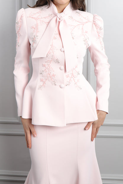 طقم تنورة وجاكيت بياقة تنربط وتطريزات خرزية -بمبي