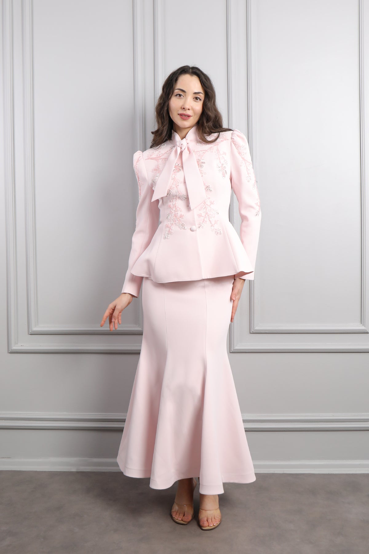 طقم تنورة وجاكيت بياقة تنربط وتطريزات خرزية -بمبي