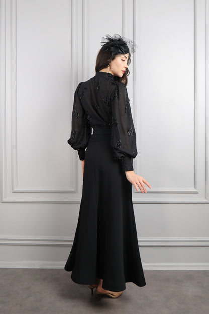طقم تنورة وبلوزة مطرزة بالخرز باكمام واسعة مع اكسسوار عالشعر -اسود