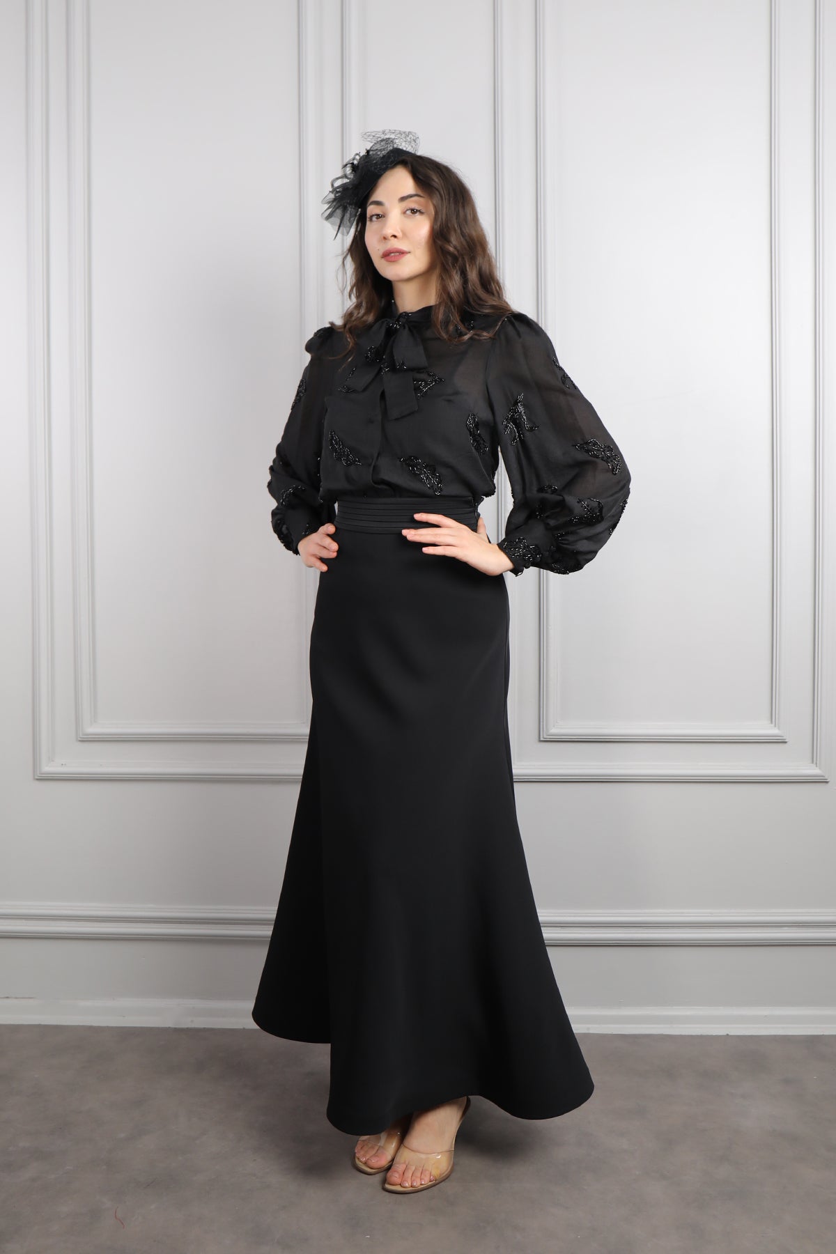 طقم تنورة وبلوزة مطرزة بالخرز باكمام واسعة مع اكسسوار عالشعر -اسود