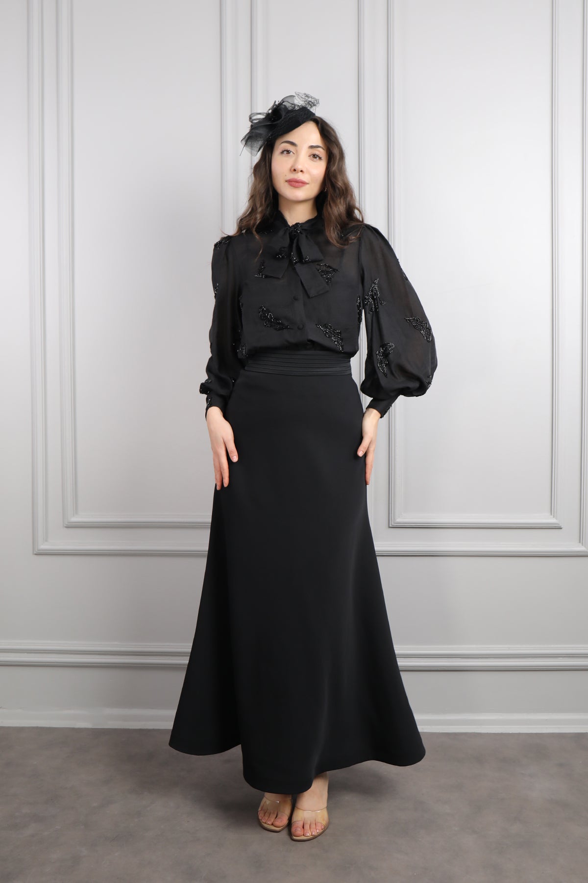 طقم تنورة وبلوزة مطرزة بالخرز باكمام واسعة مع اكسسوار عالشعر -اسود