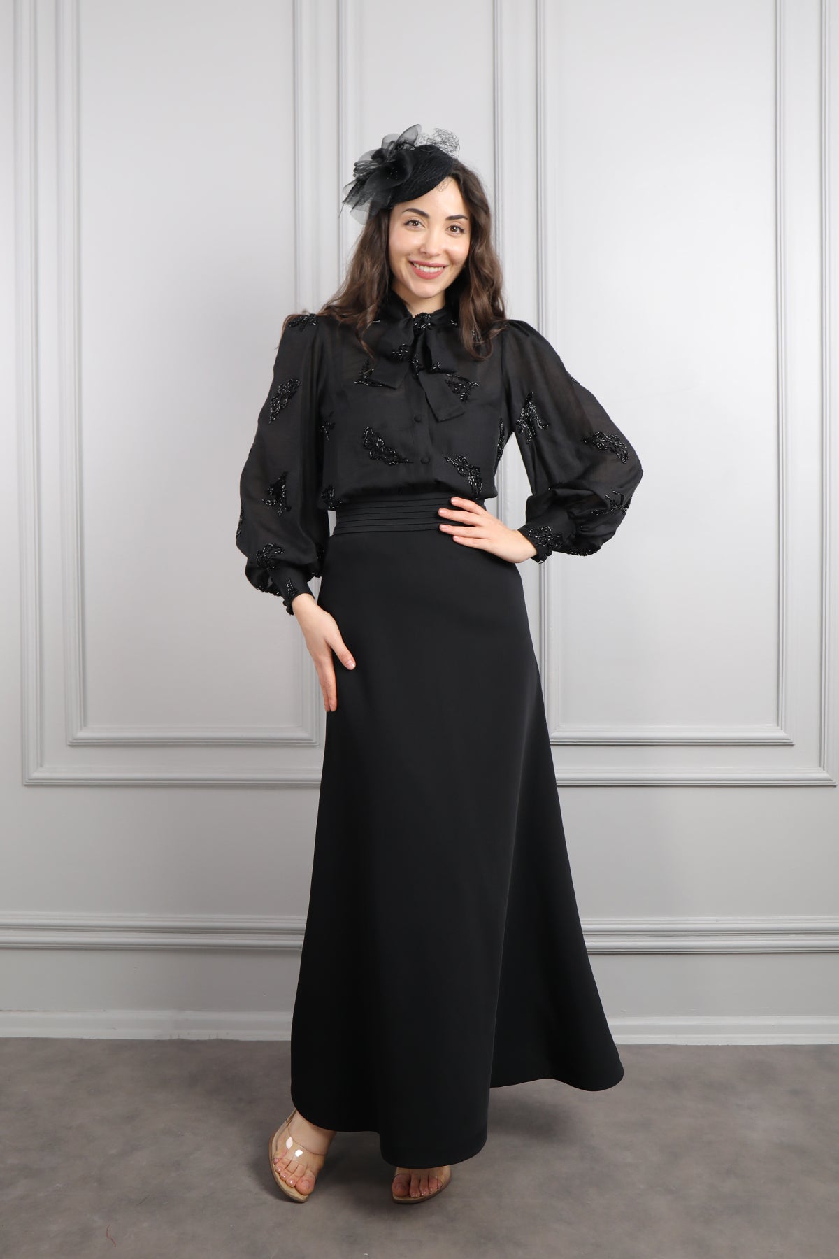 طقم تنورة وبلوزة مطرزة بالخرز باكمام واسعة مع اكسسوار عالشعر -اسود