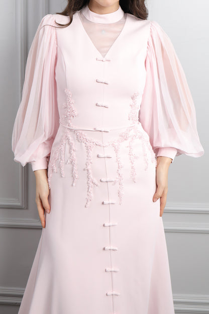 فستان باكمام واسعة مزين بتطريزات خرزية وفيونكات -بمبي